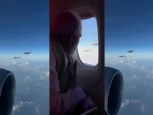 पीएम मोदींचा इंडोनेशिया दौरा - इंडोनेशियाच्या हवाई हद्दीत पंतप्रधान मोदींच्या विमानाचे लढाऊ विमानांद्वारे अभूतपूर्व स्वागत.
